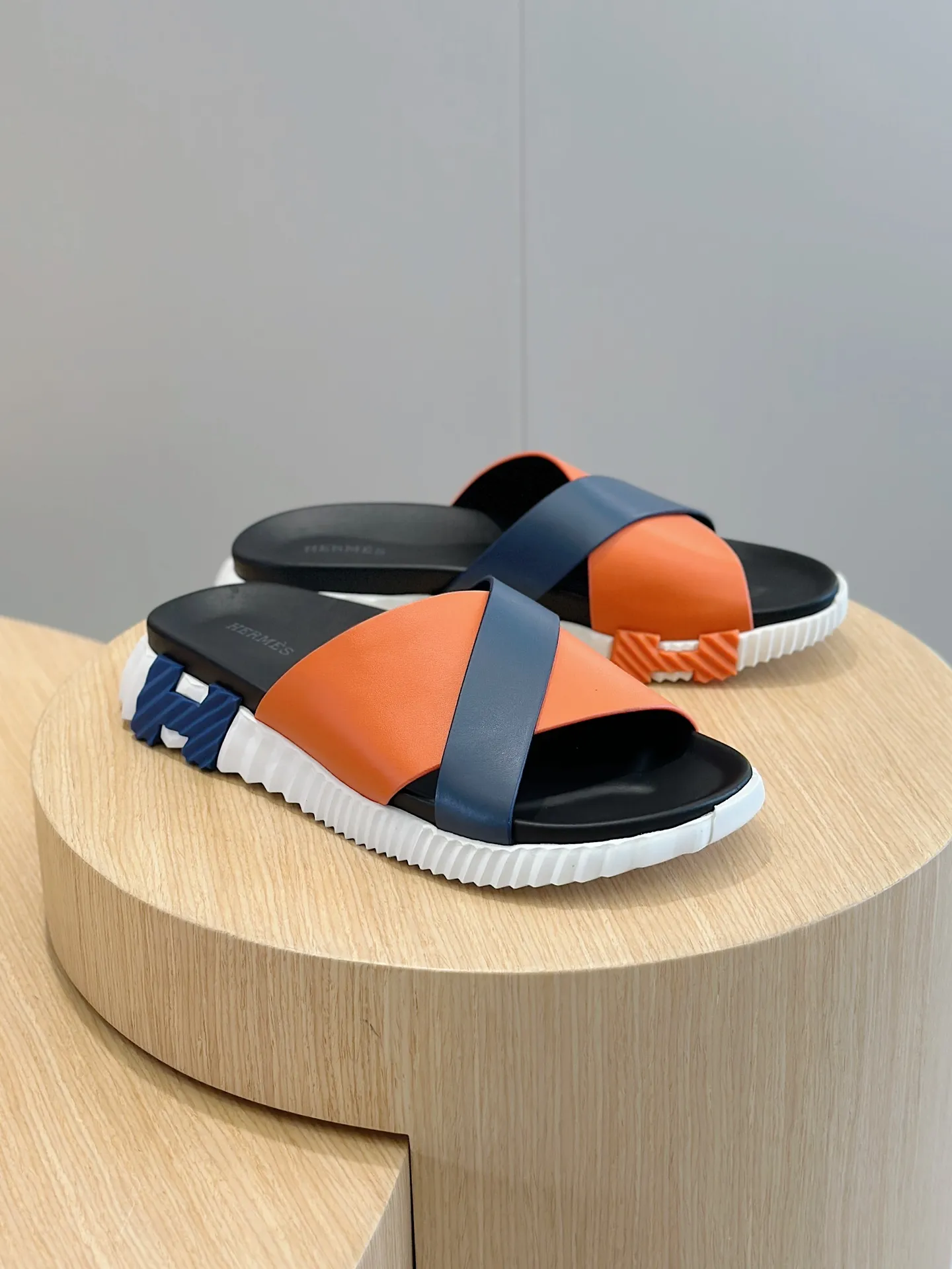 Factory price: 360💰Hermès [HERMÈS] Top Herme*H Home Hermès Men's Sandals and Slippers-Original Reproduction. Purchase the original version and make it one to one. The outsole is privately molded. The color of the outsole corresponding to each color is the same as the original version. Come to those who know the stuff 💪 The ultra-light soles are designed in contrasting colors, and they feel so comfortable on your feet! Calfskin, cowhide feet, private model outsole. Size: 39-44 (customized at 38.45)
